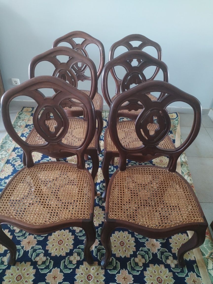Conjunto cadeiras em palhinha de sala .