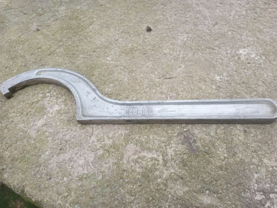 Ключ радіусний для круглих гаєк 135-140
