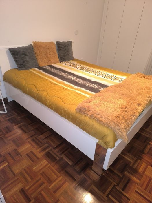 Cama branca lacada com estrado