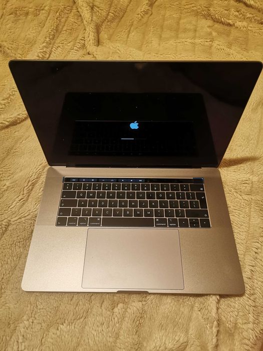 MacBook Pro 15 A1990 /Pro 560X/ 16GB RAM/ 512GB SSD/  jak nowy 0 cykli