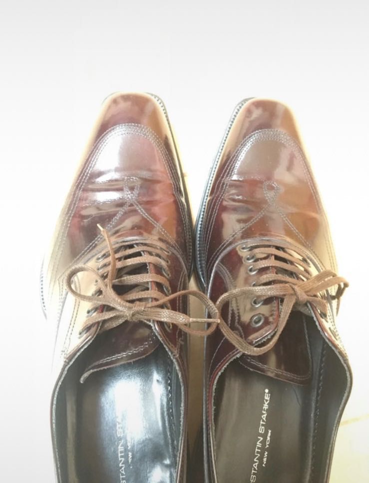 Sapato formal castanho com bordado, de cor castanha com brilho