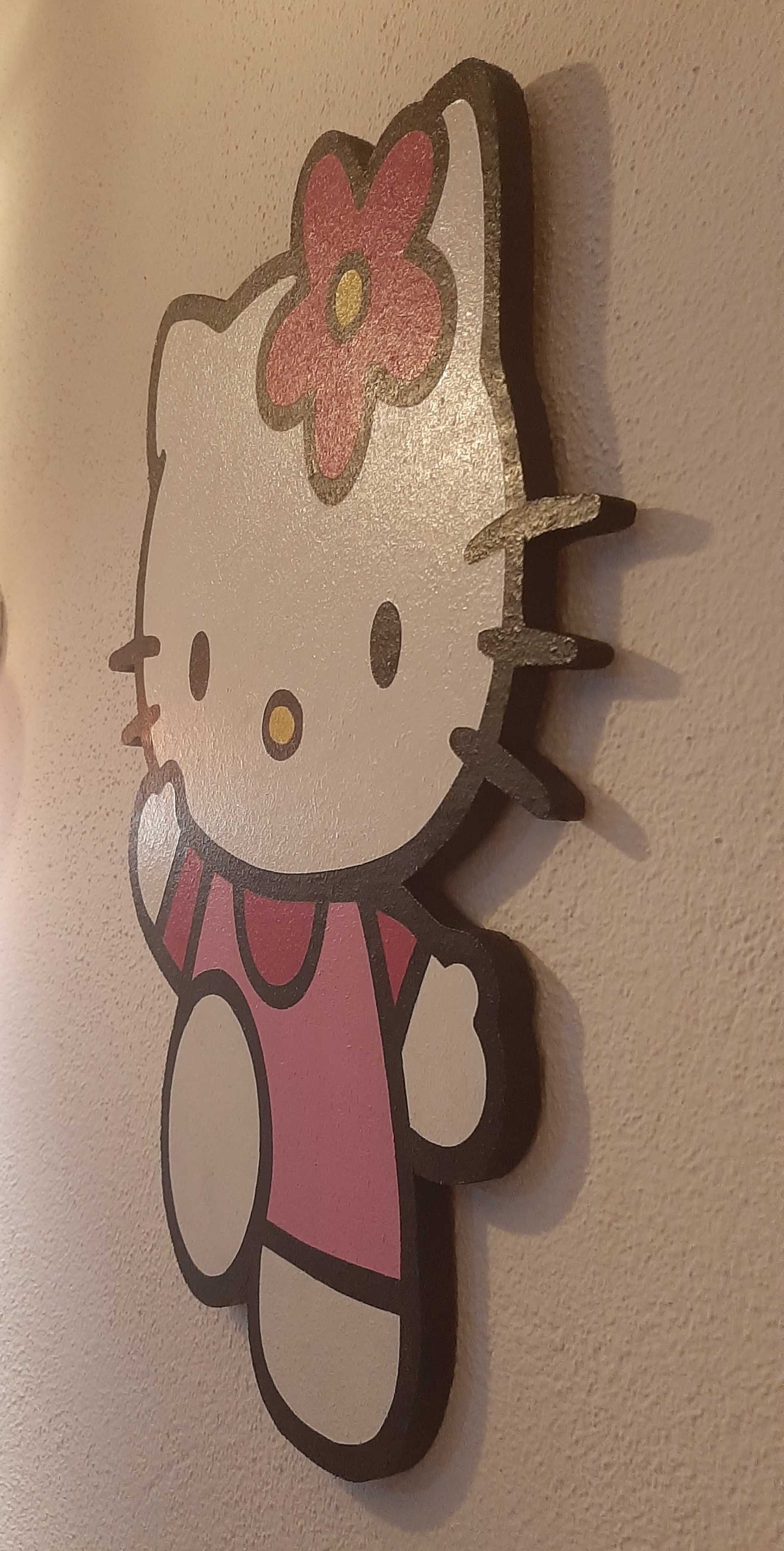 Hello Kitty pintada em aglomerado de madeira