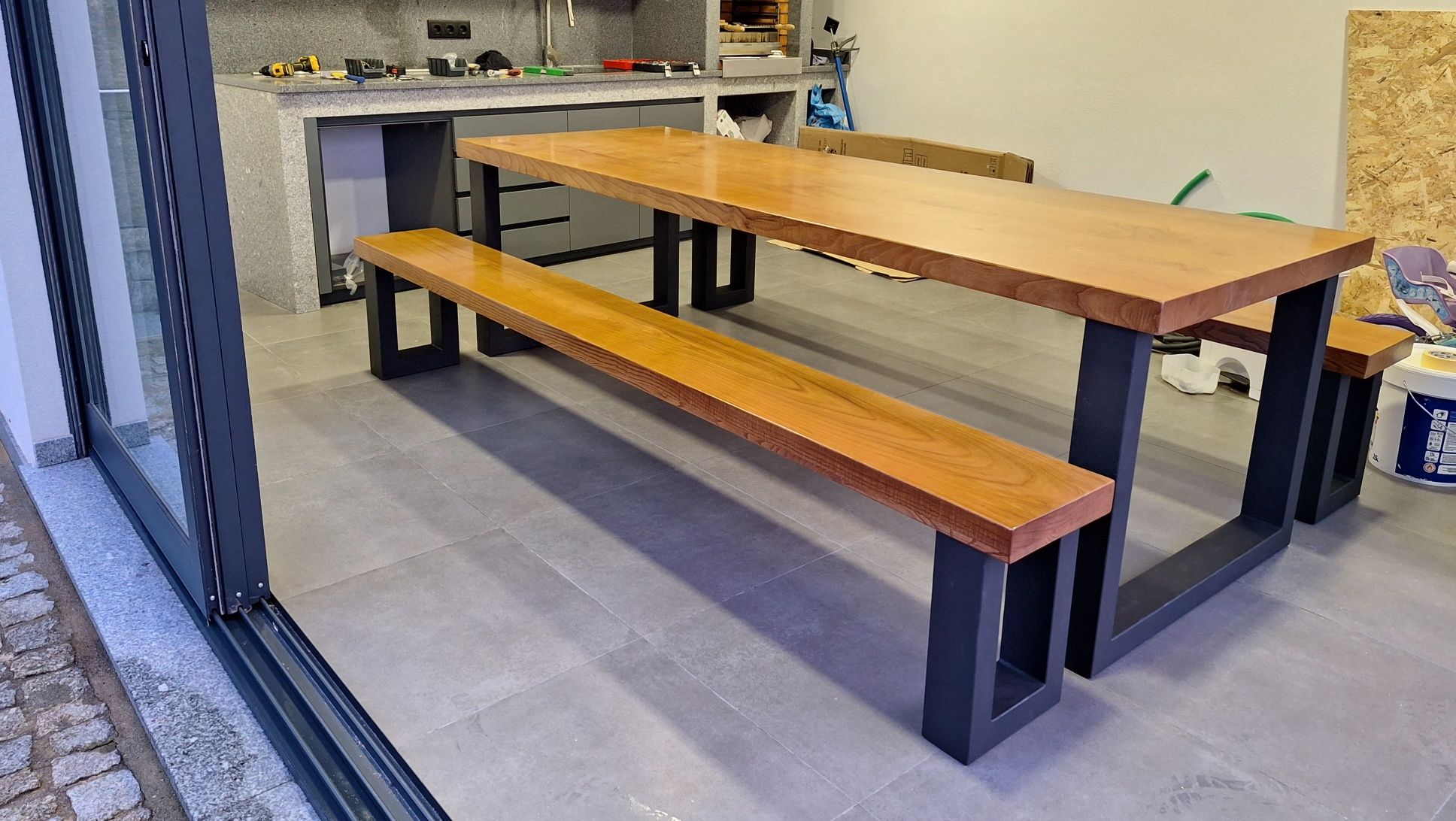 Mesa de Madeira maciça com pés em ferro
