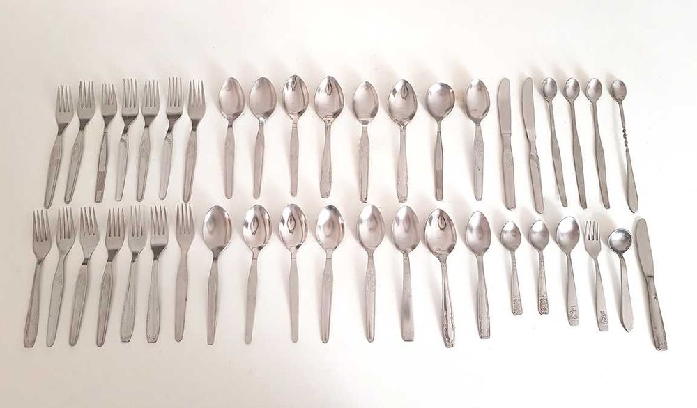 Conjunto de utensílios de cozinha e talheres de mesa