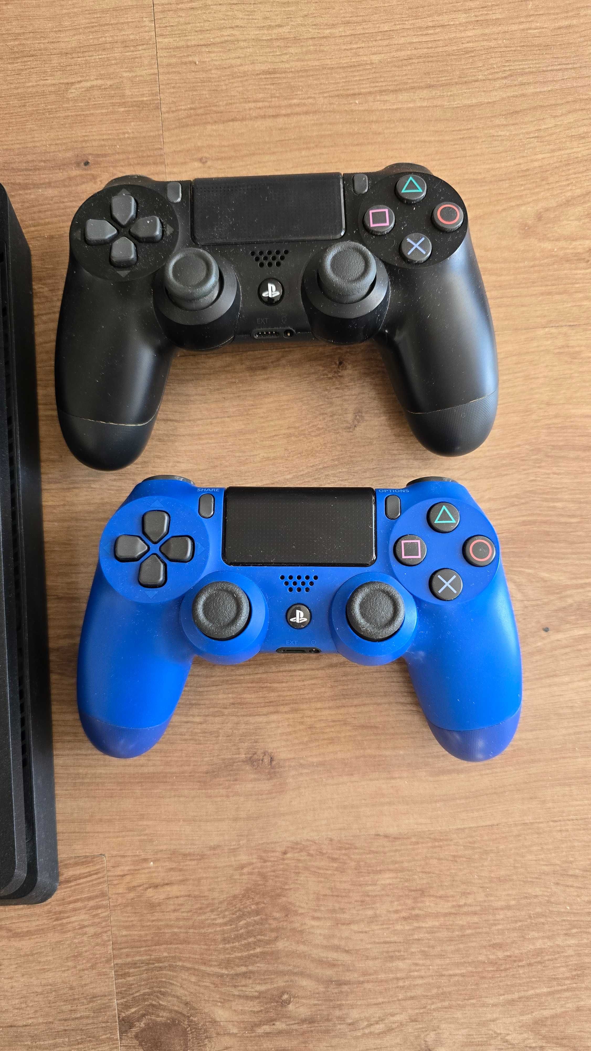 PS4 Slim 1 TB, 2 pady, gry FIFA