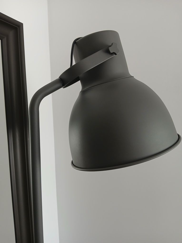 Lampa Hektar stojąca