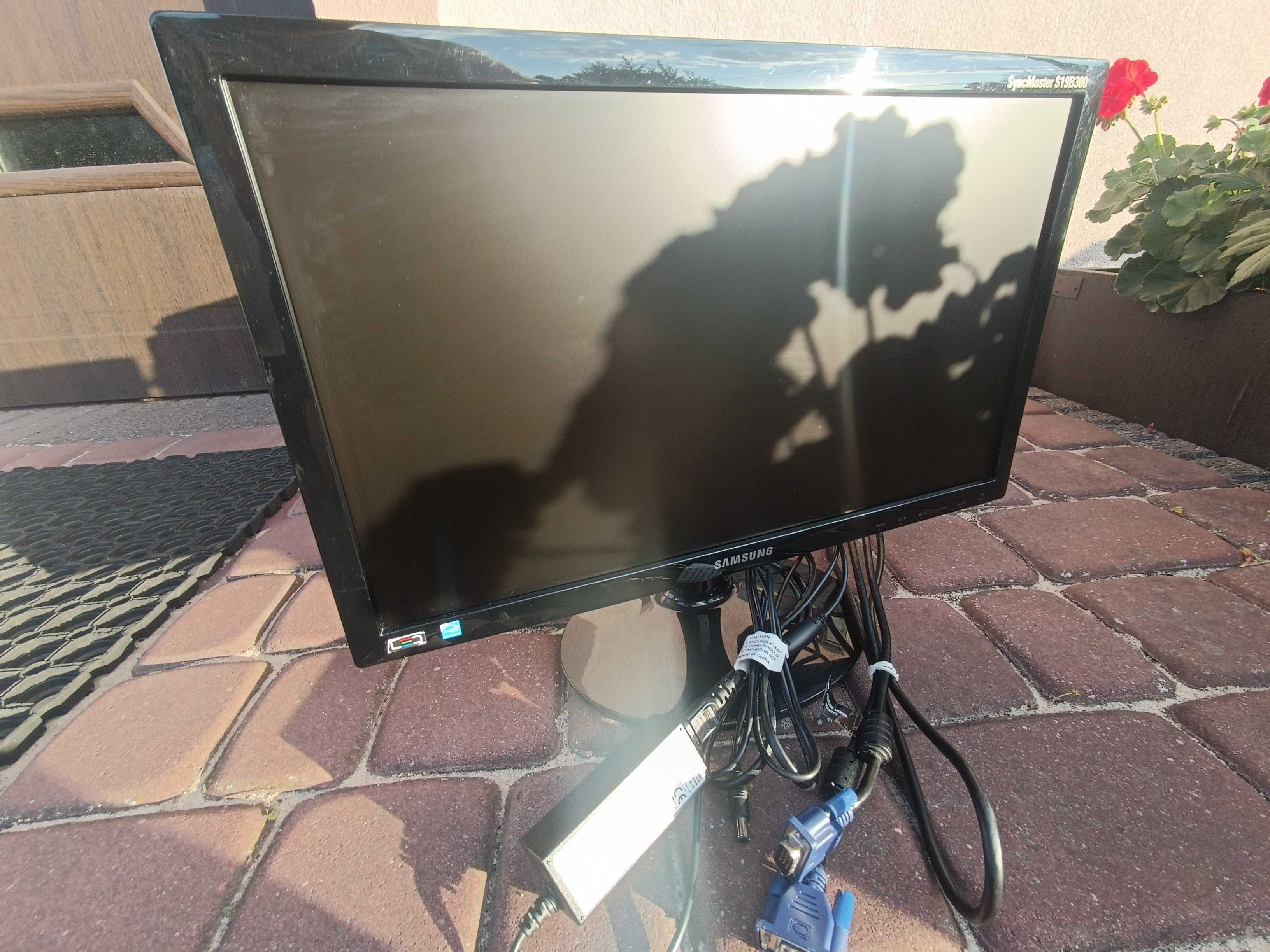 Monitor LCD Samsung SynMaster S19B300 sprawny