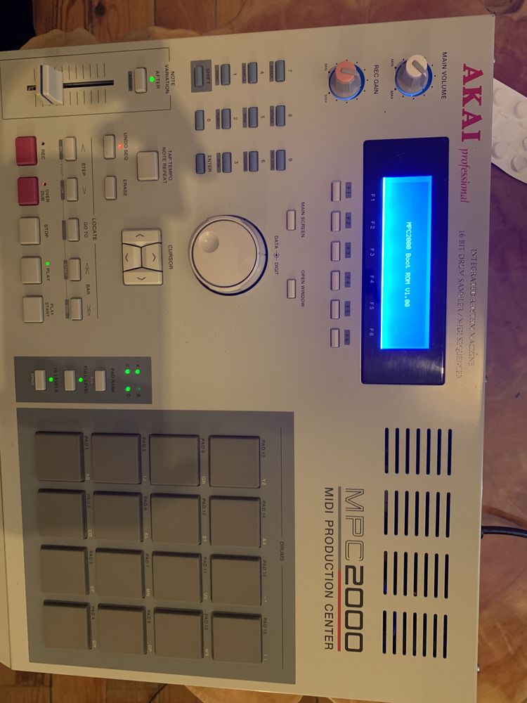 Akai mpc 2000 em otimo estado sampler vintage ecra perfeito