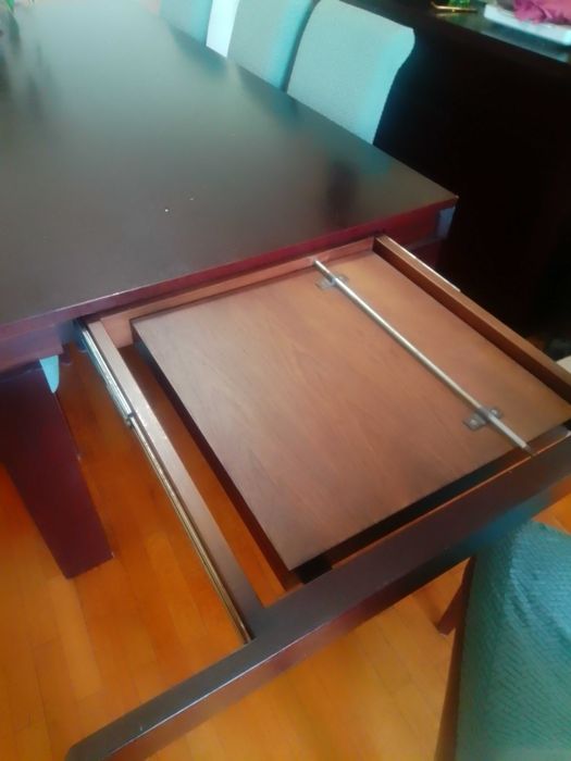 Mesa de sala com 8 cadeiras mais espelho e aparador