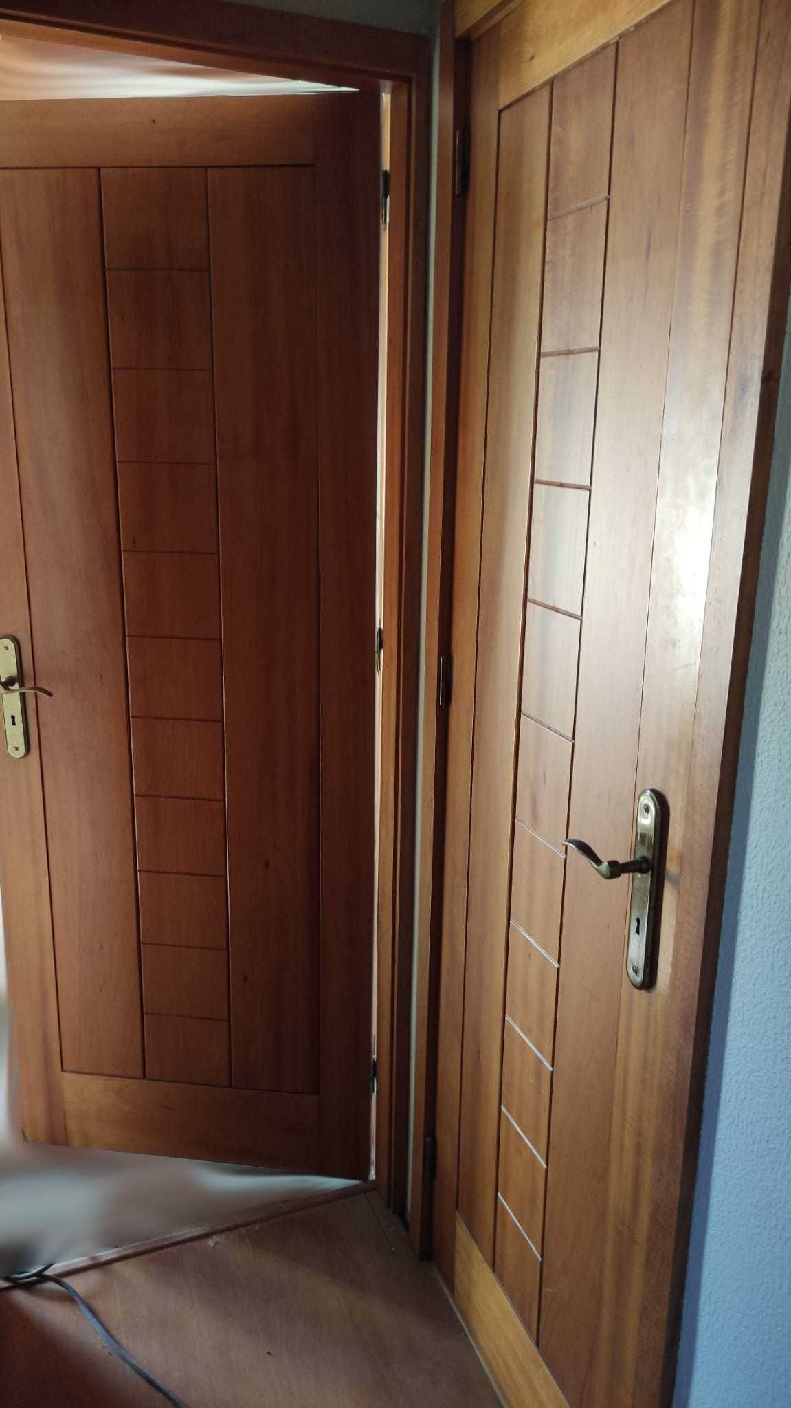 Negociável - 4 Portas Madeira Maciça com Aros