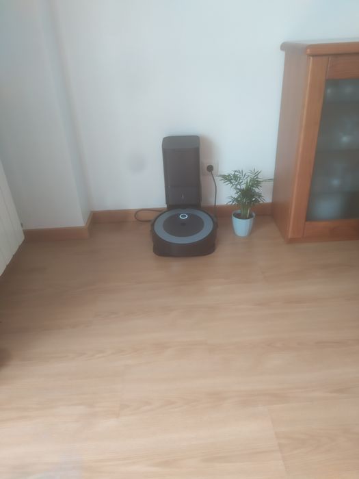 Roomba i7 com base de esvaziamento automático, usado poucas vezes