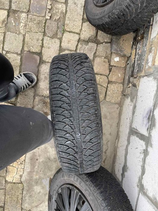 Продам зимнюю резину с дисками и с колпаками