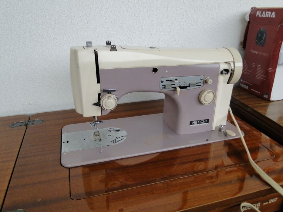 Móvel com máquina de costura Marca Necchi 267