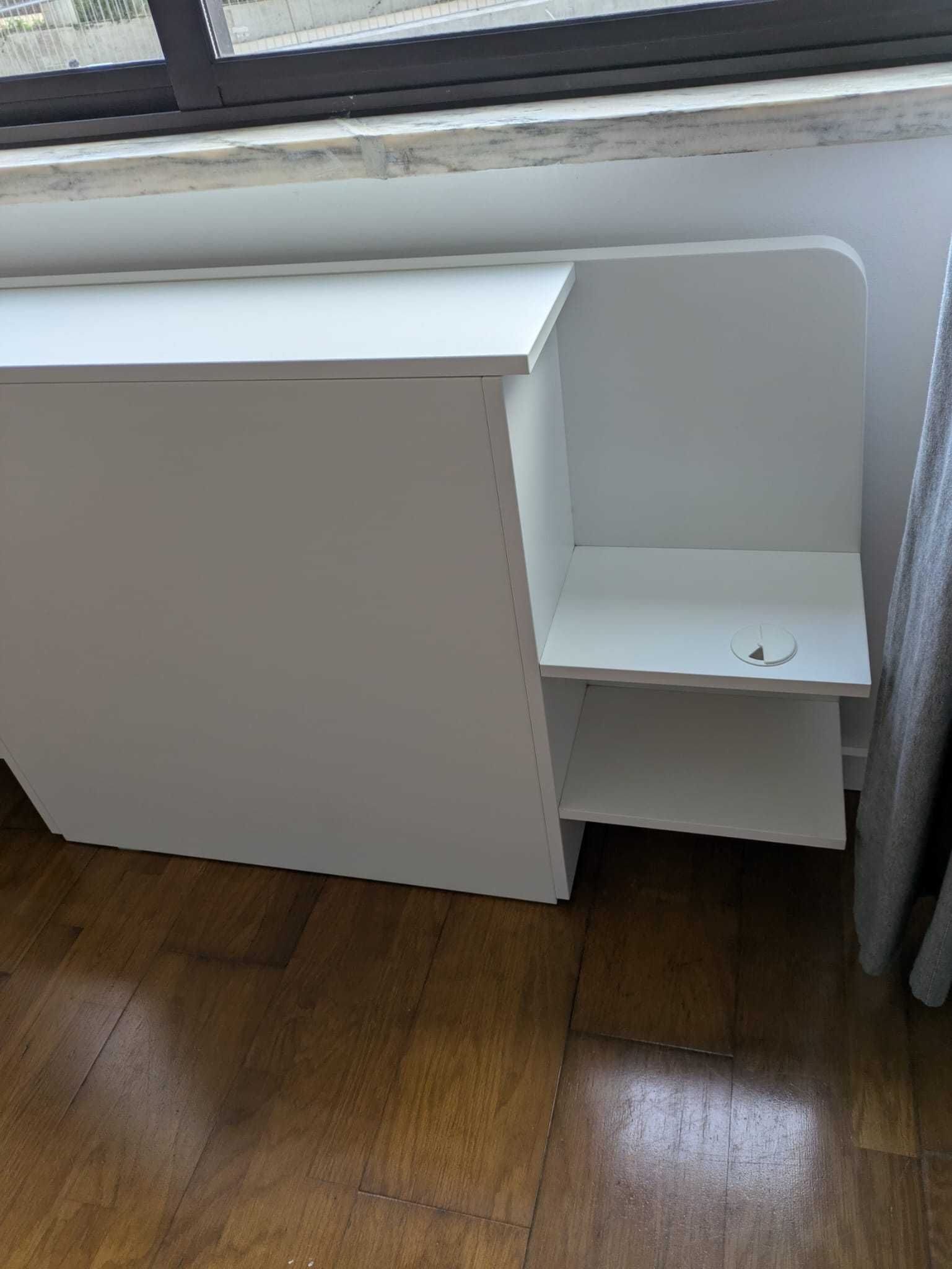 Cabeceira de cama IKEA com arrumação