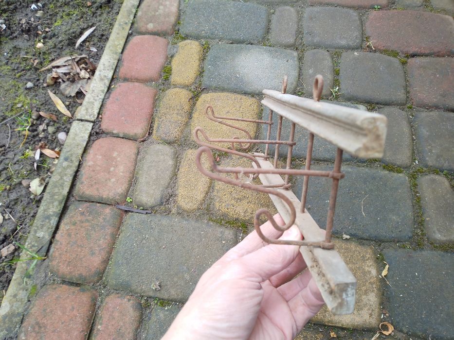 Вішалка для одягу старовинна