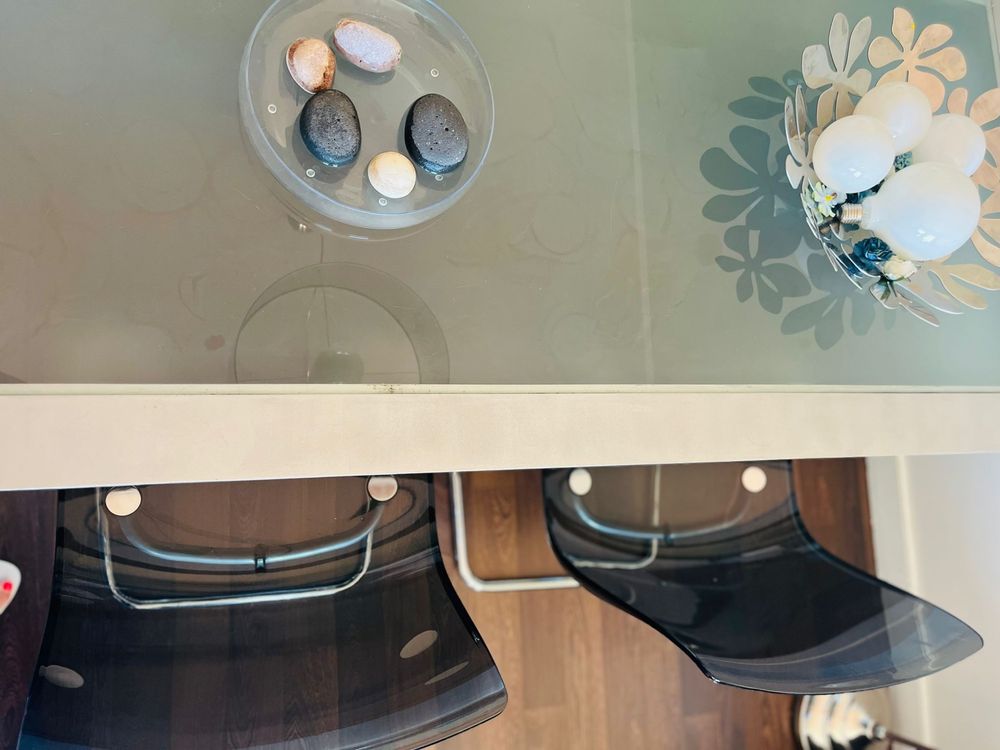Mesa prateada com tampo de vidro