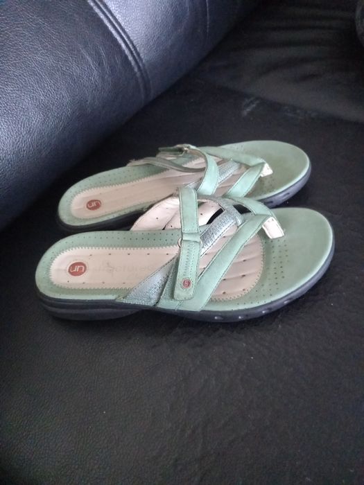 Miętowe klapki skórzane clarks