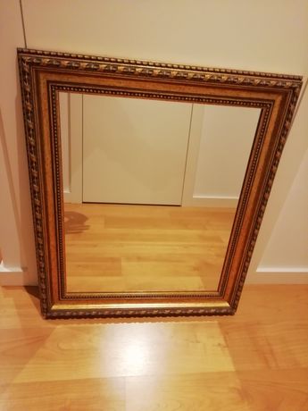 Espelho com moldura de madeira