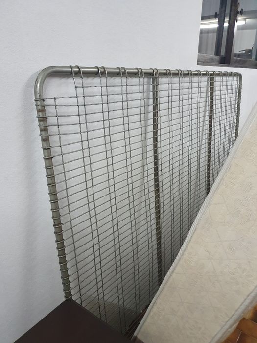 Mobília de quarto, cama, cómoda, espelho, mesinhas, colchão, estrado