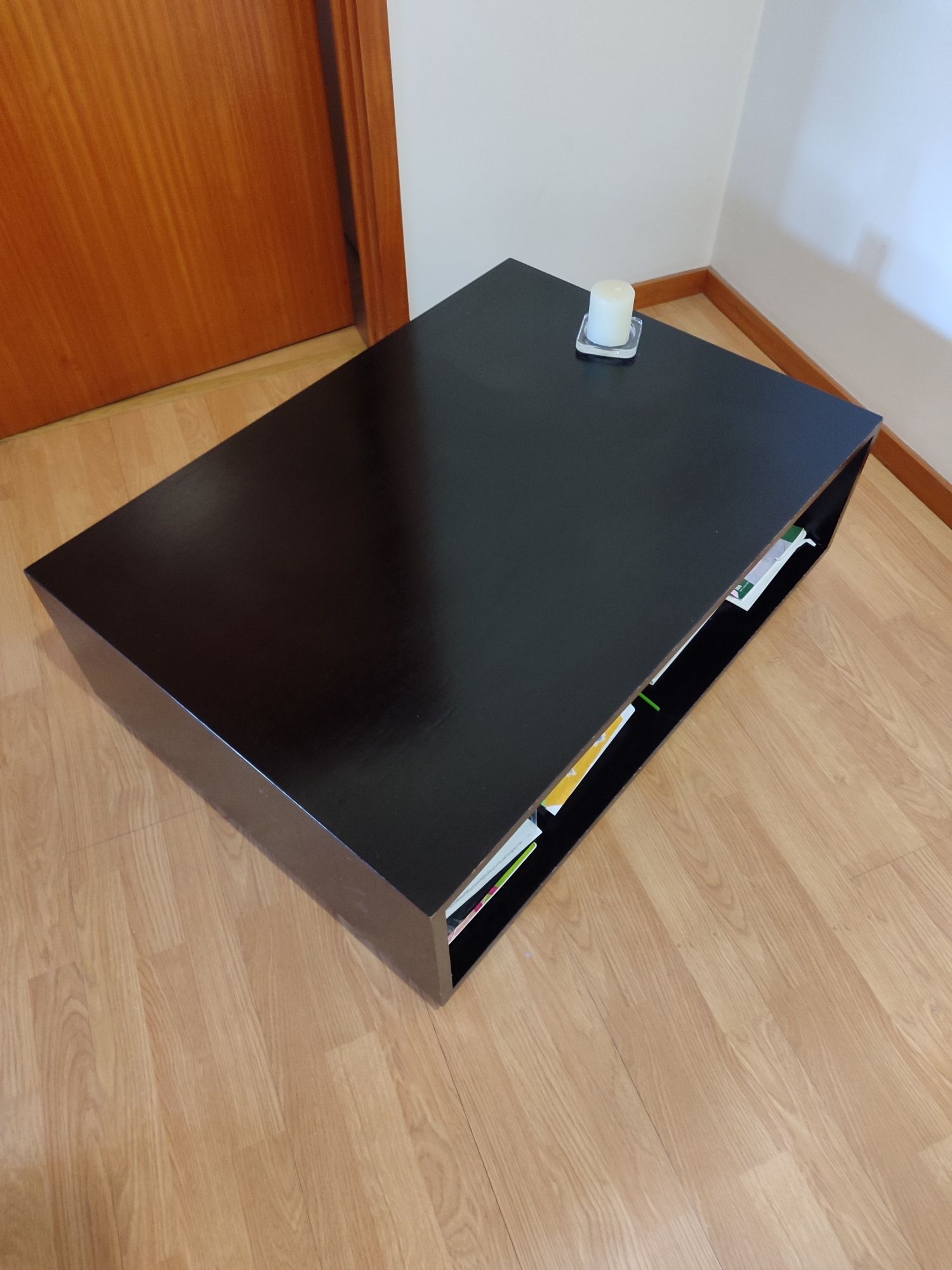 Mesa de centro para sala de estar em madeira maciça.