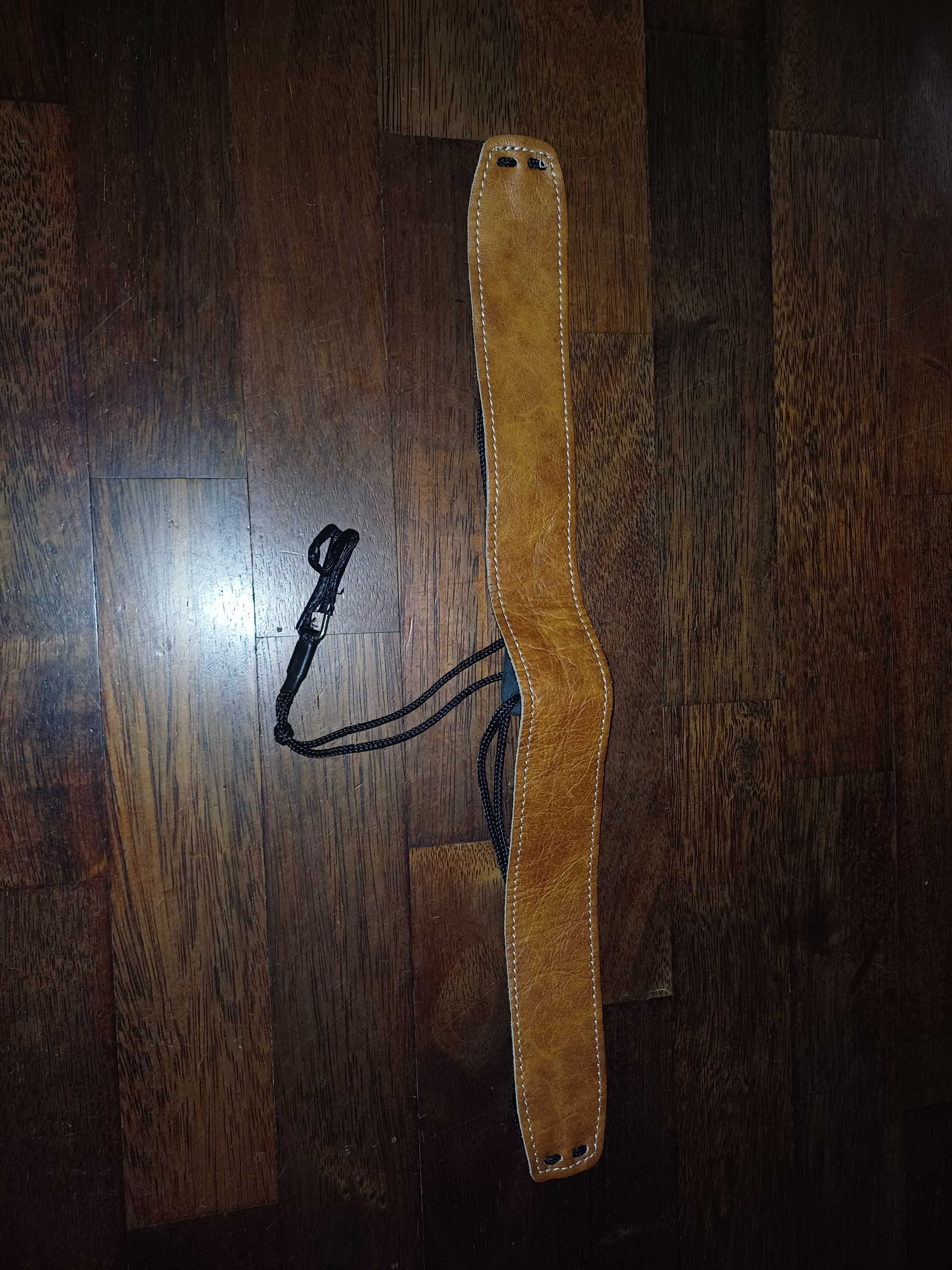 Pokrowiec na ukulele koncertowe + skórzany pasek do uku + kapodaster