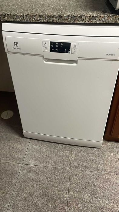 Máquina de Lavar Loiça Eletrolux – excelente estado de funcionamento