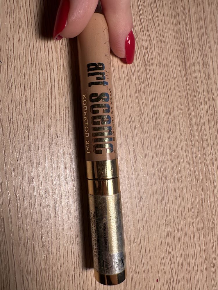 Korektor eveline cosmetics 2w1 kryjąco rozświetlający