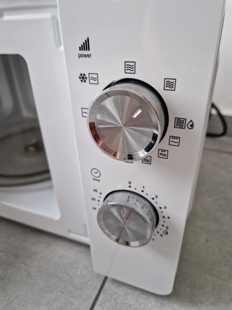Kuchenka mikrofalowa 1150 W z funkcją grilla W BARDZO DOBRYM STANIE