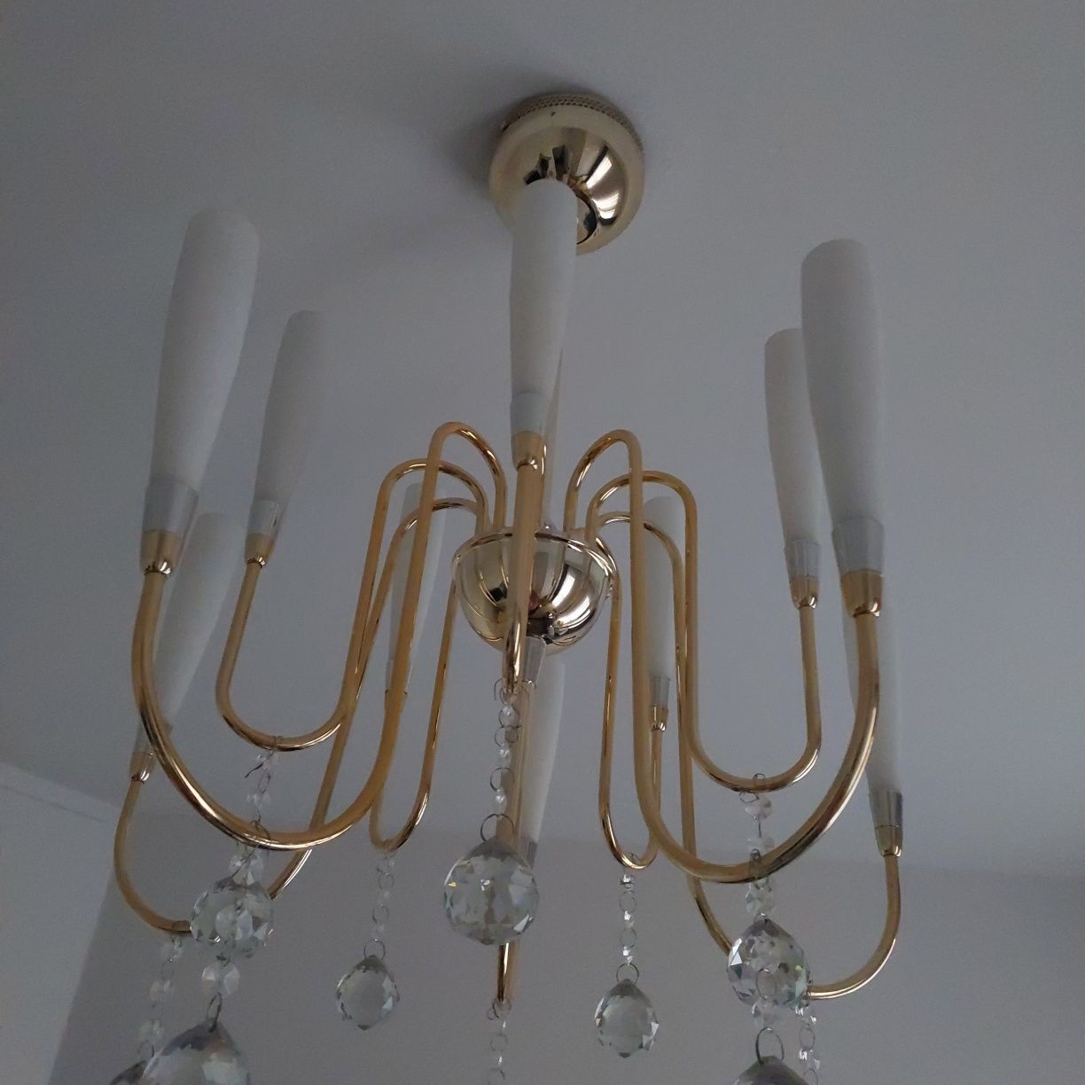 Żyrandol elegancki  koloru złotego