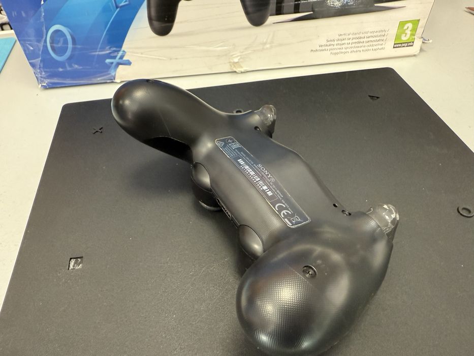 Konsola ps4 pro 1000gb pelny zestaw CUH-7016B