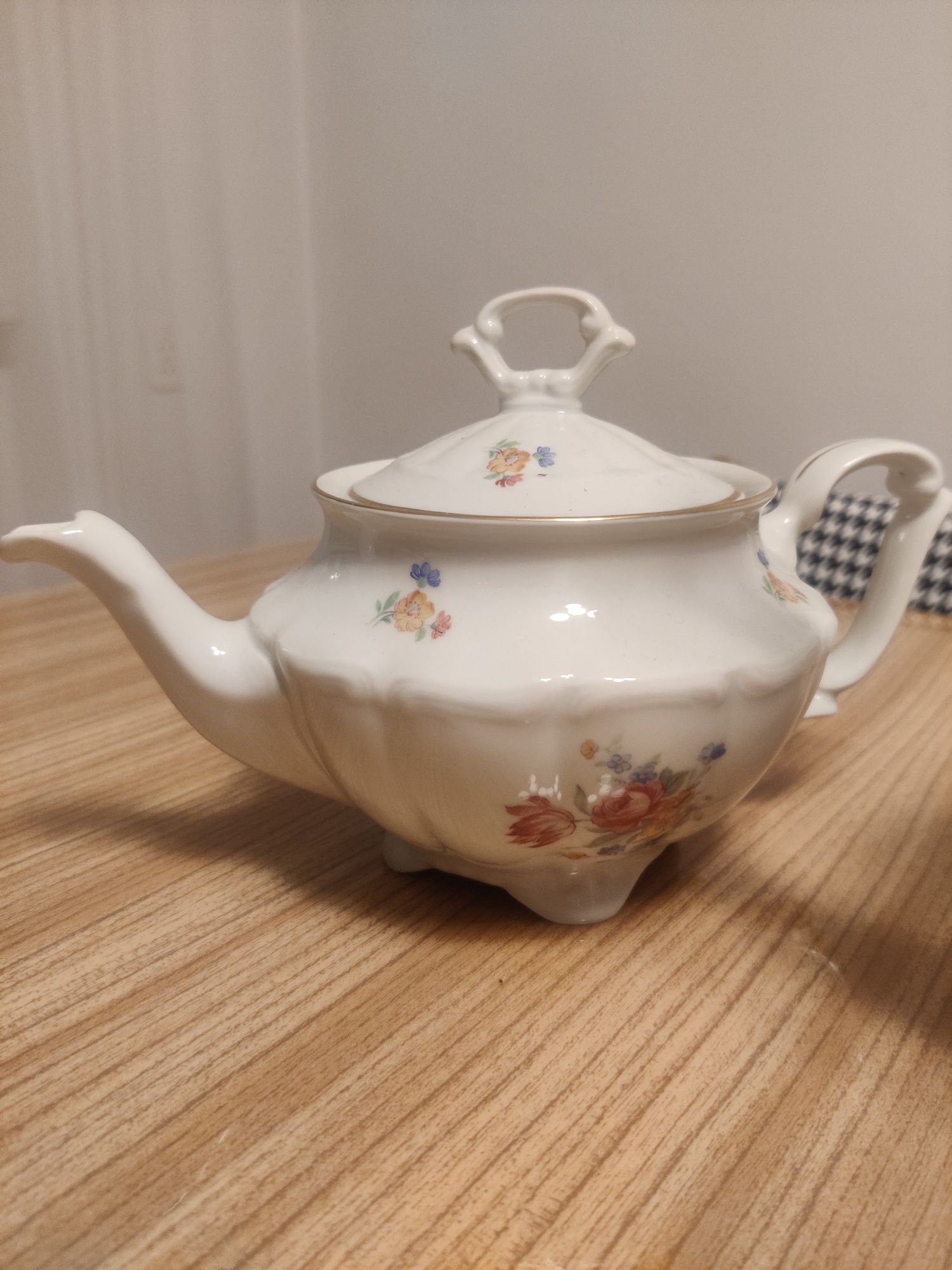 Porcelana zestaw 6 filiżanek, cukiernicza i dzbanki