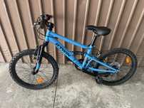 Bicicleta com suspensão integral para criança.