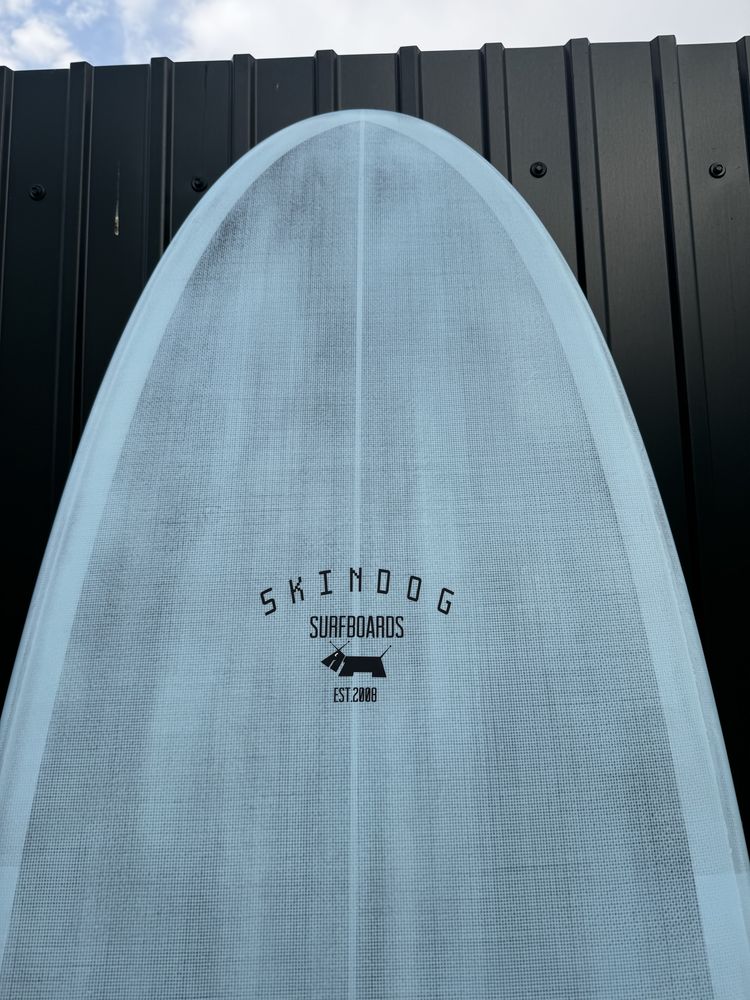 ULTIMO PREÇO Mid length SKINDOG OVA 7’6” 53 ltr em Thunderbolt BLACK