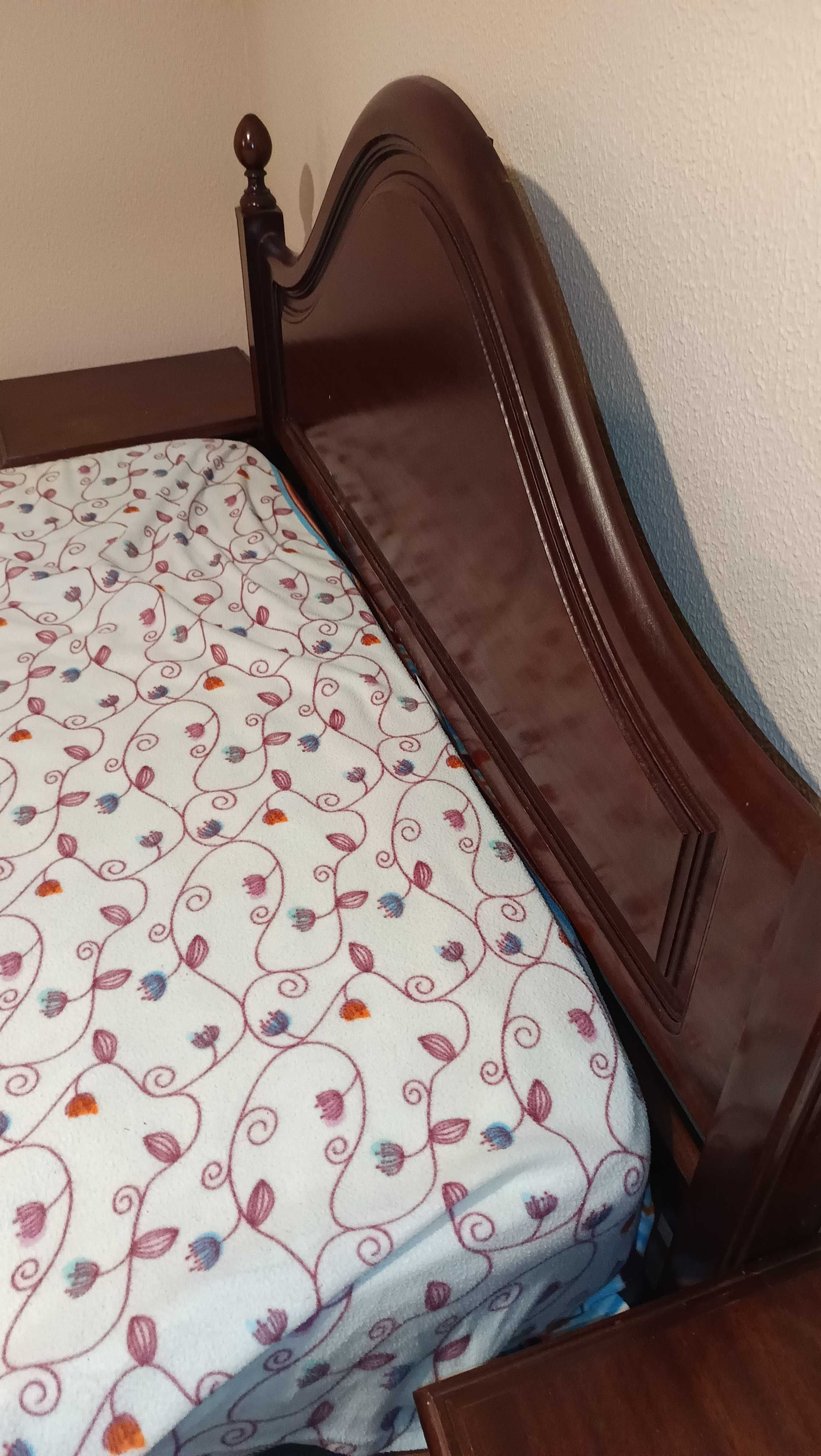 Cama com estrado e colchão