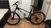 Bicicleta de montanha Trek Marlin 4 com pneus premium