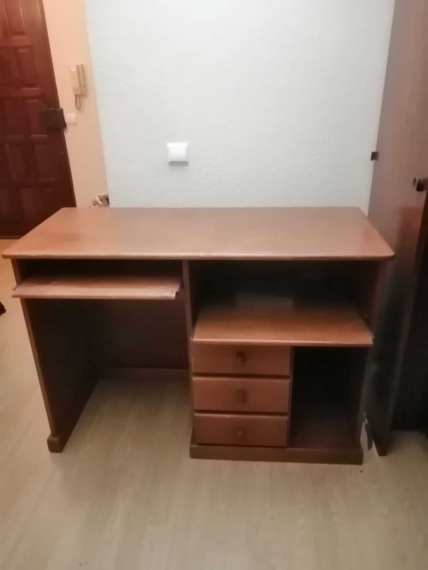 Secretária de madeira maciça 60 Euros, outros móveis