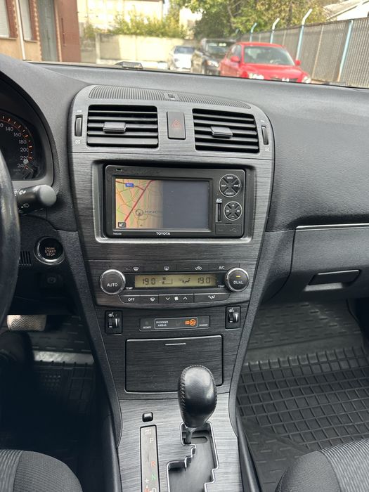 Toyota Avensis 2011 рік