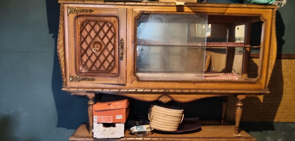 Móveis antigos (cristaleira)