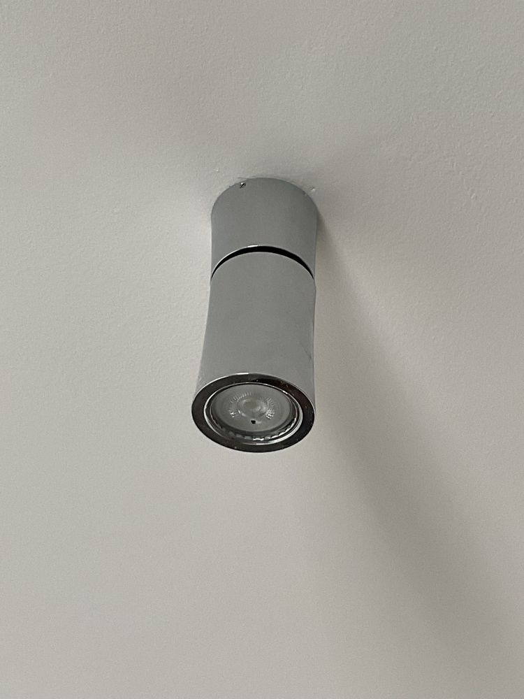 Lampa sufitowa natynkowa regulowana – srebrna, nowoczesna