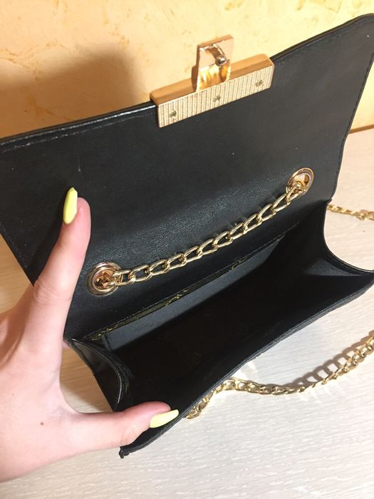 Сумка черная с цепочкой