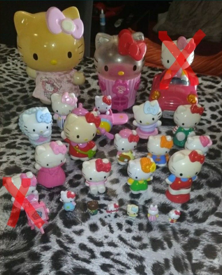 Conjunto com várias figuras da Hello Kitty