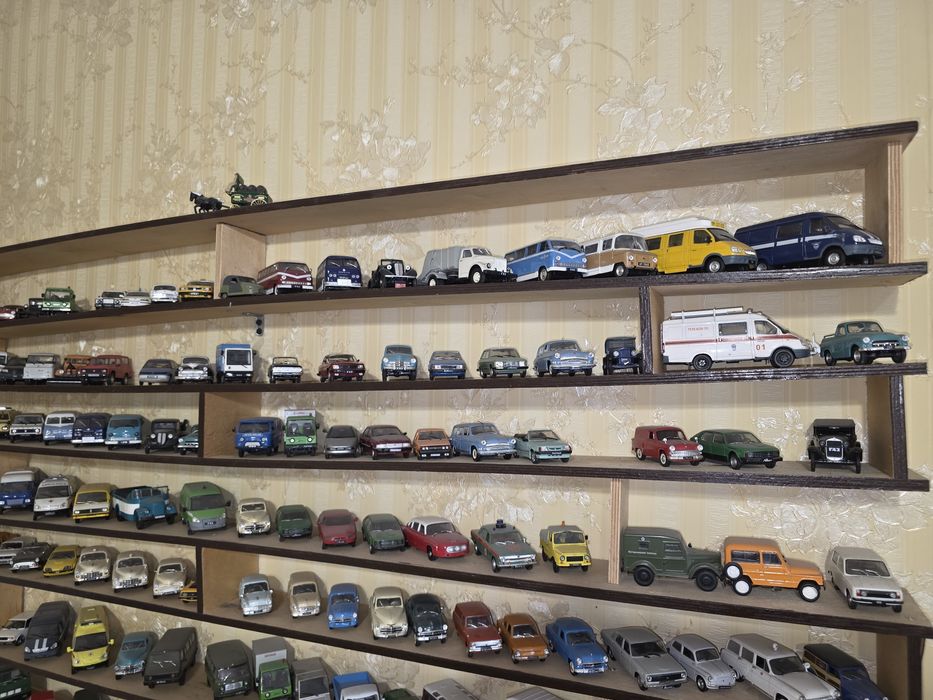 Машинки коллекционые масштаб 1/43