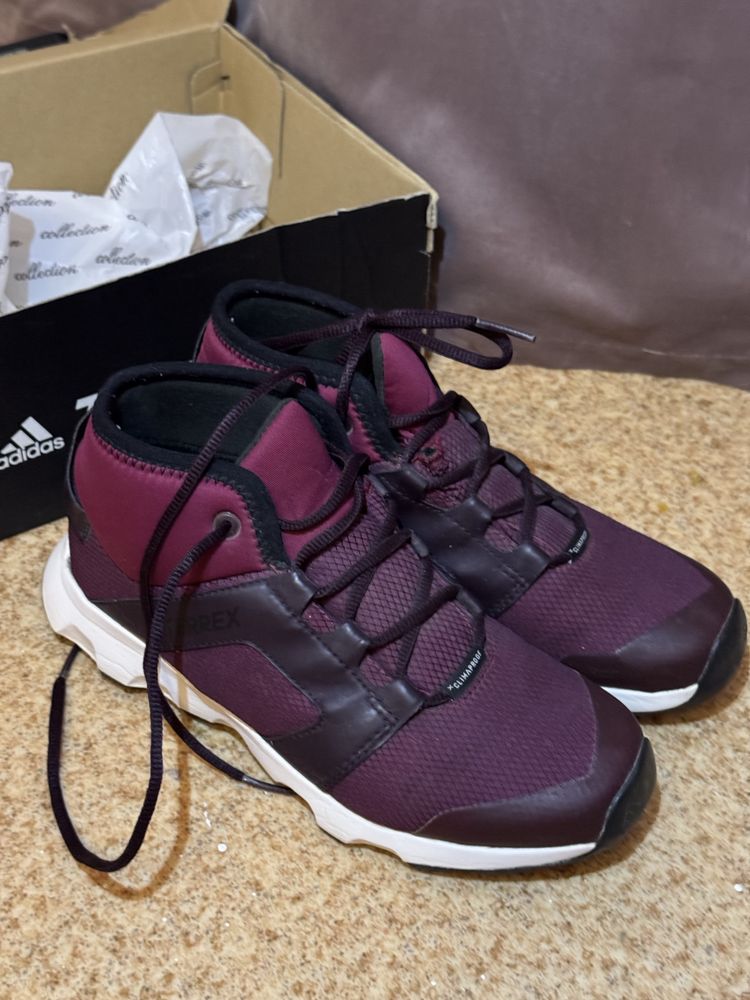 Продам ботинки adidas