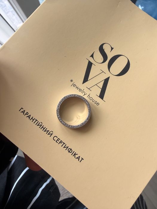 Каблучка з діамантами в білому золоті