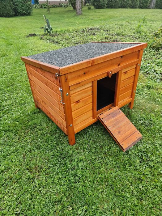 klatka dla małych zwierząt z domkiem na zewnątrz