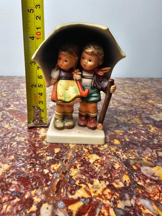 Urocza Figurka porcelana Goebel Hummel #71/2/0 "Ulewa" 11 cm Niemcy