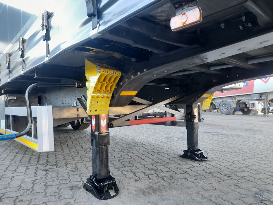 Semi-reboque Schmitz em lona