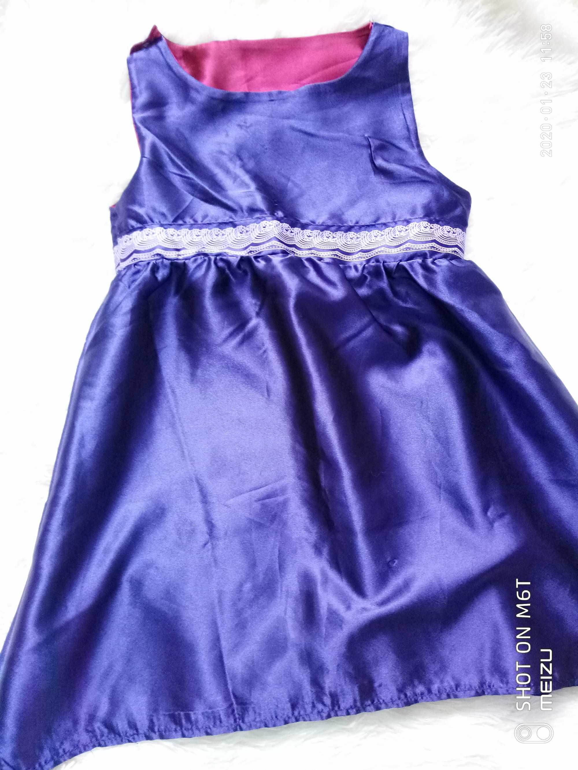 Двустороннее, атласное платье из Англии на 4-5 лет
