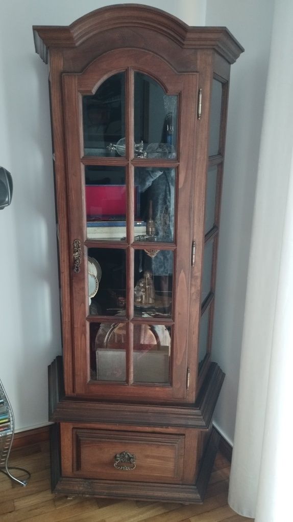 Vitrine cristaleira clássica com fundo em veludo
