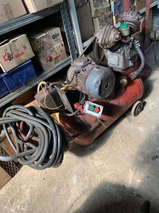 Компрессор масляный, воздушный, универсальный, в рабочем состоянии